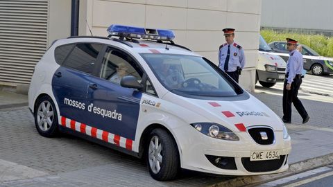 Patrulla de los Mossos d' Esquadra ante el juzgado de Blanes 