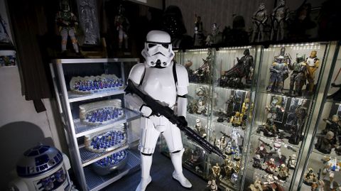 Takaya Yoshino, de 28 a�os, posa con su colecci�n de �La Guerra de las Galaxias� en su casa de Tokio.