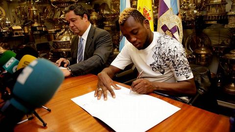 Firma de su contrato con el Deportivo.