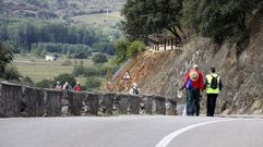 La falta de arc�n obliga a los peregrinos a caminar sobre la carretera