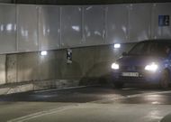 Un coche circula por el t�nel justo al llegar al bache, que se aprecia a la izquierda de la foto. 
