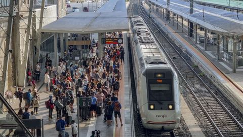 Pasajeros en la intermodal de Santiago.