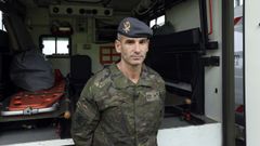 El capitn enfermero Carlos Adarve posa frente a una ambulancia militar. 