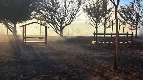 El fuego afectó al recinto del parque infantil del colegio y quemó alguno de los juegos