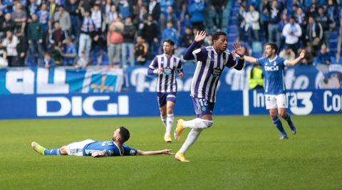 Bastn protesta en el suelo en el ltimo Oviedo-Valladolid disputado en el Tartiere