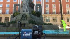 Operarios de la UTE Fuentes limpian el monumento dedicado a Curros Enr�quez