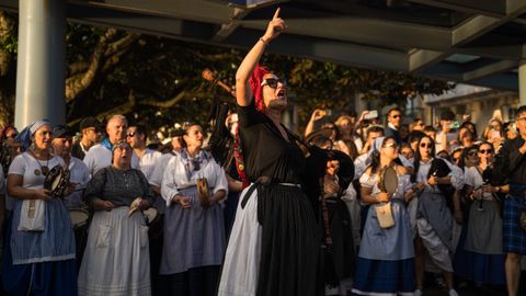 Os rianxeiros despiden o multitudinario Feirón Mariñeiro cantando o «himno» do pobo no paseo da Ribeira