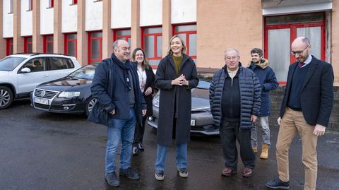 Foto de archivo de la visita de la conselleira de Pol&iacute;tica Social, Fabiola Garc&iacute;a, junto al alcalde de Rois, Ram&oacute;n Tojo (izquierda) a la antigua escuela unitaria de Rois, cuando se anunci&oacute; el apoyo de la Xunta a este proyecto