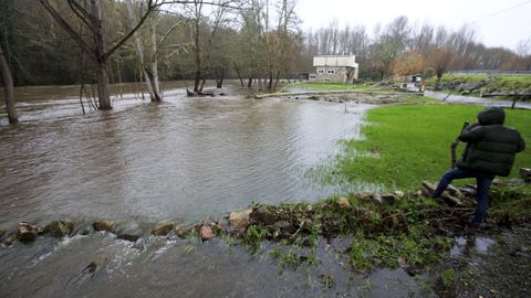 La lluvia de los �ltimos d�as inunda zonas de la ribera en Canabal, en el municipio lucense de Sober