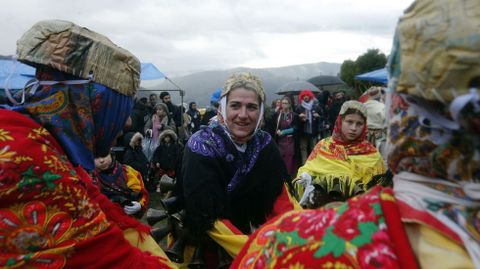 Unos volantes se dan un respiro en plena fiesta del Domingo Lambedoiro en la parroquia chantadina de Santiago da Riba