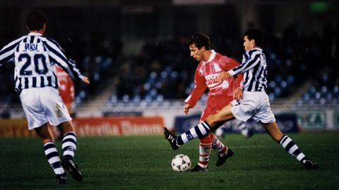 Mauro conduce la pelota contra la Real Sociedad.