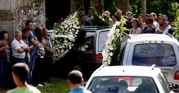 Familiares, amigos y vecinos asistieron al funeral oficiado en la iglesia de Valonga, en Pol. 