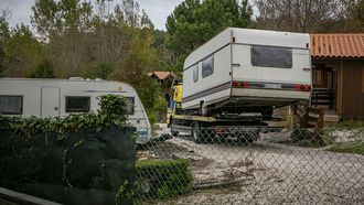 Una gr�a ayudaba ayer a sacar una caravana del C�mping R�a de Arosa, en A Pobra.