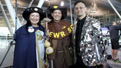  A la izquierda, Chantal y Warren, que inauguraron el vuelo disfrazados de peregrinos junto a Thomas, con chaqueta de cristales; a la derecha, Amalia y Eduardo, y Eva y Miguel.