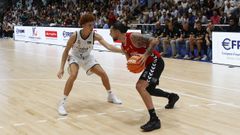 Francis Alonso ante la presi�n defensiva de un jugador del Real Madrid en el partido disputado en Pontevedra