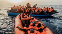 Migrantes rescatados en el Mediterr�neo, en la costa de Lampedusa (Italia)