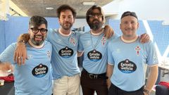 Los integrantes de Viva Suecia, con la camiseta del Celta.