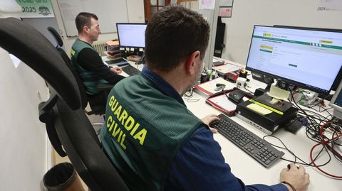 Agentes de una unidad de investigaci�n de delitos inform�ticos de la Guardia Civil