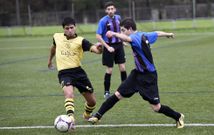 El jugador ceense Sergi�o disputa un bal�n al caban�s Alex ante la mirada de David Varela. 