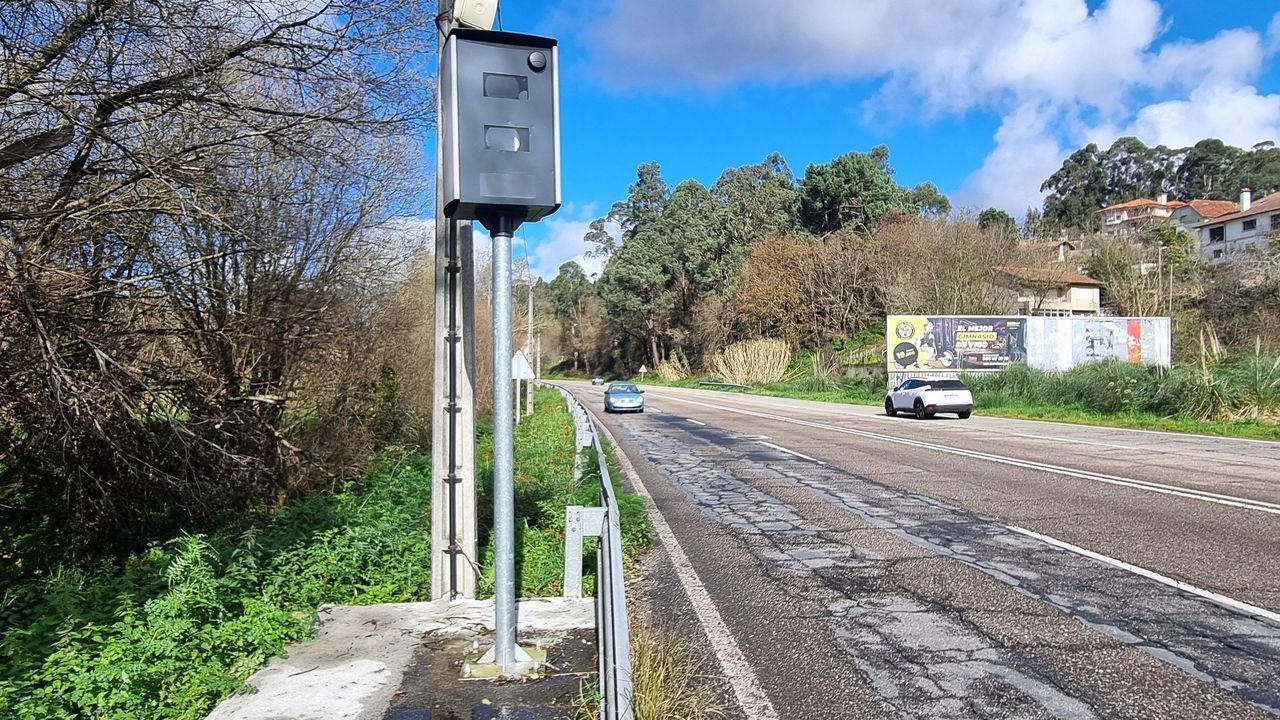 Tres heridos en una colisión entre dos coches en la Avenida Clara Campoamor en Vigo