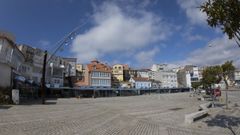 La fachada marítima de Fisterra completamente vacía ayer, domingo de Resurrección. 