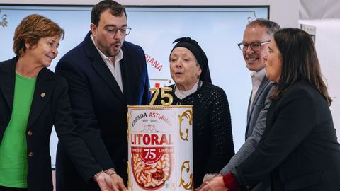 El presidente del Principado, Adrin Barbn, y el director de Nestl Espaa, Jordi Llach (2d), participan en un acto conmemorativo el 75 aniversario de la fabada asturiana Litoral, al que asisten, entre otros, la alcaldesa de Gijn, Carmen Moriyn (c)