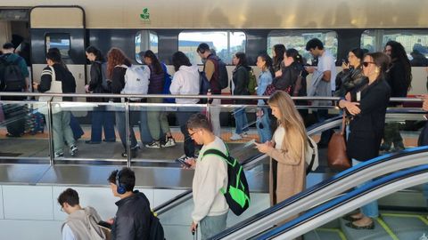 Usuarios de los trenes de media distancia en la estacin de Santiago