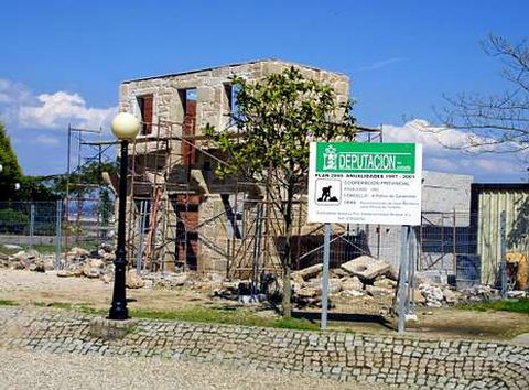 Imagen de archivo de las obras de traslado piedra a piedra la fachada de la casa de Celestina Porteiro al parque p�blico de O Castelo.