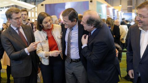 La ministra de Industria y Turismo, Reyes Maroto posa con los presidentes de Galicia, (i-d)Alberto N��ez Feij�o; Asturias, Javier Fern�ndez; Castilla y Le�n, Juan Vicente Herrera, y Extremadura, Guillermo Fern�ndez Vara, posan al coincidir en el pasillo de los expsitores de las comunidades, esta ma�ana en Fitur 2019