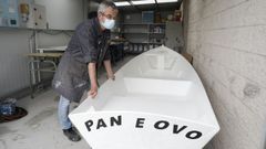 El profesor Daniel Paz Queiruga con la embarcaci�n que fue construida en el taller de Metais e Pol�meros del instituto de Xove