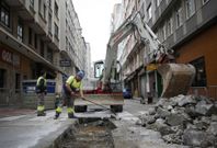 <span lang= es-es >Obras y presupuestos</span>. Una de las discrepancias entre la Marea y el PSOE es el baj�n de inversiones previstas para obras de urbanizaci�n, que bajan de algo m�s de diez millones a menos de cinco. 