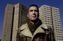 �ngel Garmendia, delante de las torres de San Diego en el parque Europa.