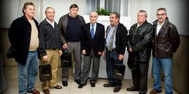 Carlos Oliete (en el centro) junto con los homenajeados.