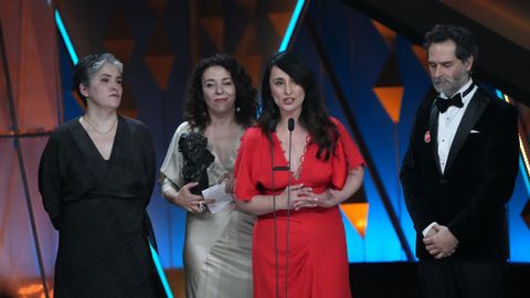 Los productores Marisa F. Armenteros, Sandra Hermida, Nahikari Ipi�a y Manu Calvo recogen el Goya a Mejor Pel�cula por Los domingos.