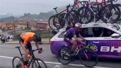 El ciclista Dani Navarro remolcado por el coche de su equipo, Burgos BH