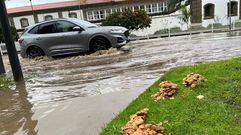 Coche a su paso por la carretera de Circunvalaci�n, frente a Herrer�as, donde el agua cubri� toda la calzada y se adentr� en el Cant�n.