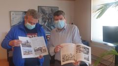 El concejal de Cultura de Burela, Jose D�az, y el alcalde Alfredo Llano, con los ejemplares