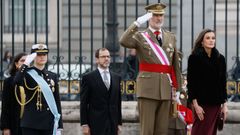 La princesa de Asturias, Leonor (i-d), el rey Felipe VI, la reina Letizia al inicio del acto castrense de la Pascua Militar este lunes en la Plaza de la Armería