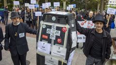 Funcionarios judiciales representaron este lunes en Madrid la muerte de la Justicia.