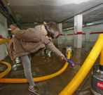 El agua y las bombas dificultaban ayer moverse en algunos s�tanos.