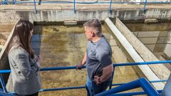 La teniente de alcaldesa de Viveiro, Miriam Berm�dez, con el concejal de Medio Ambiente, Ram�n Mart�nez, supervisando la red de abastecimiento