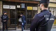 Momento en que retiran el cad�ver del can�nigo de Valencia de su domicilio
