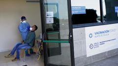 En el sal�n de actos del hospital de Barbanza, que este fin de semana se utiliz� para vacunar a mayores de 80 a�os, se inici� ayer el cribado de vecinos de A Pobra que tienen entre 25 y 65 a�os