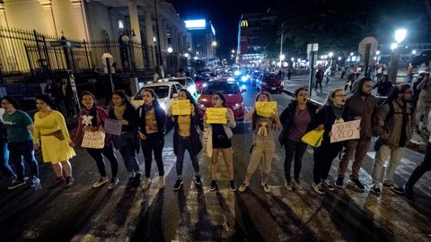 Grupos de manifestantes expresan su apoyo en las calles de San Jos�, capital de Costa Rica, a las mujeres que se atrevieron a denunciar al expresidente del pa�s