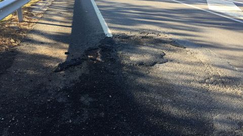 El estado de la N-120.SOCAVONES
Un peligro lleno de gravilla. A la salida del pol�gono industrial lucense de Quiroga en direcci�n a Valdeorras, el conductor se encuentra una zona llena de baches y badenes en los que tambi�n destaca la situaci�n de la imagen, en la que m�s que un bache hay un socav�n lleno de gravilla que ocupa casi la mitad de un carril, por lo que resulta imposible de evitar salvo que se recurra a invadir el carril contrario (con el peligro que eso puede suponer si aparece un veh�culo de frente).