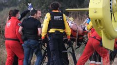 Imagen de los sanitarios que se llevaron en helic�ptero al pistolero de Tarragona.