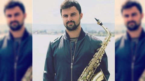 El lutier Roi Barros, estuvo dos años profesionalizando su carrera en Suíza, pero regresó a Valga para trabajar.