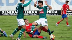 Samu Pardo tratando de robar el bal�n a uno de los jugadores del Coruxo la pasada temporada