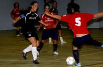 El capitana soneirana, Ana, que fue expulsada, en una jugada contra la c�ntabra Gabi.