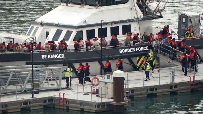 Un grupo de migrantes desembarcando en el puerto de Dover, el pasado 17 de agosto.